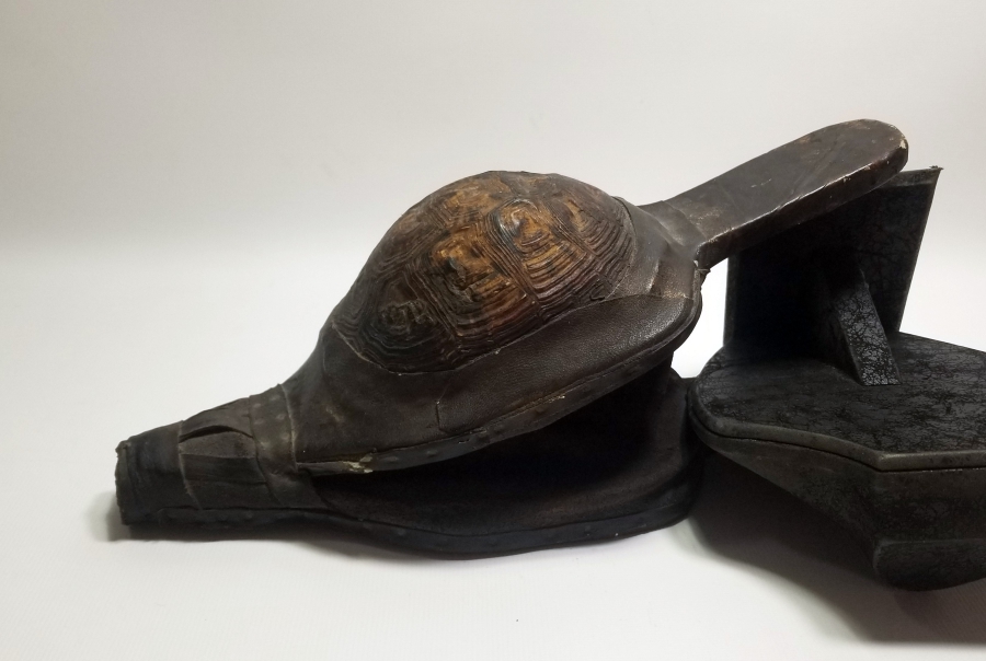 KAPLUMBAĞA KABUĞUNDAN YAPILMIŞ PRİMİTİF FORMDA KUYUMCU KÖRÜĞÜ