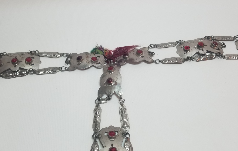 ÜZERİ DOĞAL TAŞLI VE KABARTMA İŞÇİLİKLİ TÜRKMEN İŞİ ANTİKA BÜYÜK BOY GELİN FES SÜSÜ