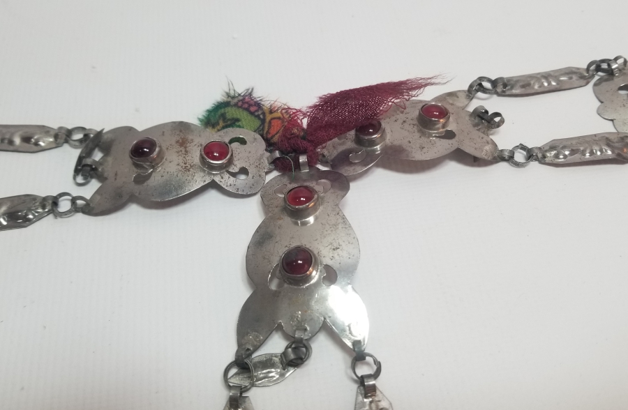 ÜZERİ DOĞAL TAŞLI VE KABARTMA İŞÇİLİKLİ TÜRKMEN İŞİ ANTİKA BÜYÜK BOY GELİN FES SÜSÜ