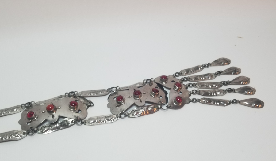 ÜZERİ DOĞAL TAŞLI VE KABARTMA İŞÇİLİKLİ TÜRKMEN İŞİ ANTİKA BÜYÜK BOY GELİN FES SÜSÜ