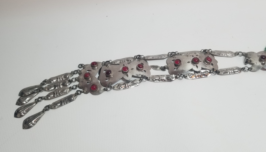 ÜZERİ DOĞAL TAŞLI VE KABARTMA İŞÇİLİKLİ TÜRKMEN İŞİ ANTİKA BÜYÜK BOY GELİN FES SÜSÜ