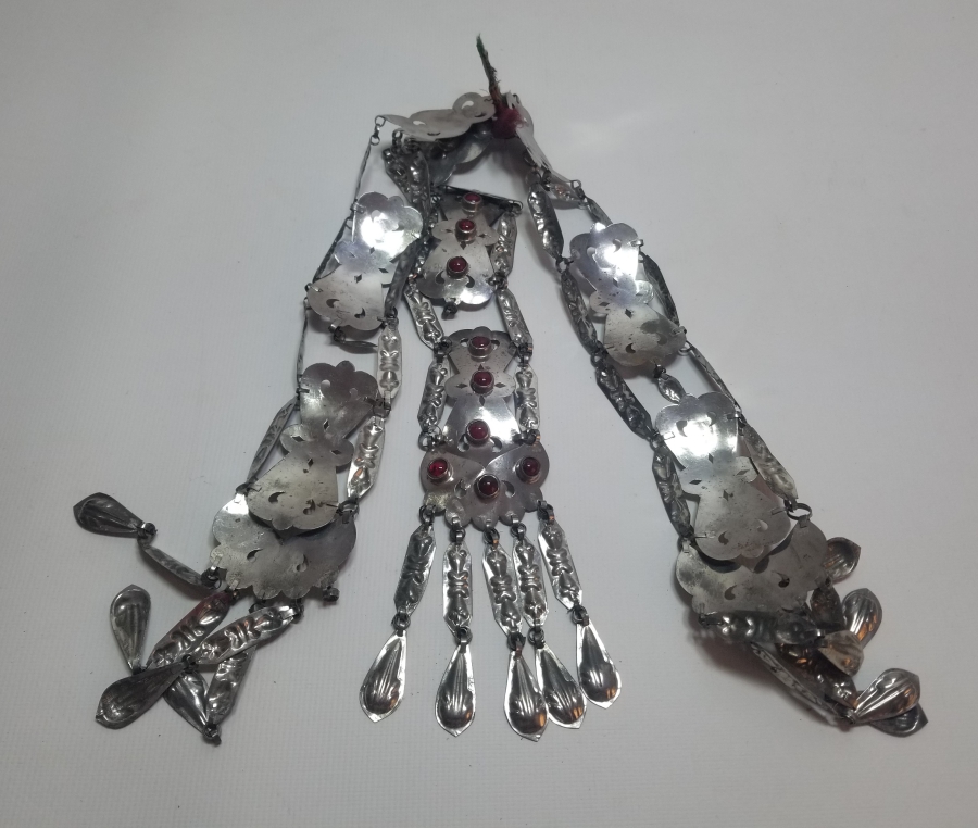 ÜZERİ DOĞAL TAŞLI VE KABARTMA İŞÇİLİKLİ TÜRKMEN İŞİ ANTİKA BÜYÜK BOY GELİN FES SÜSÜ