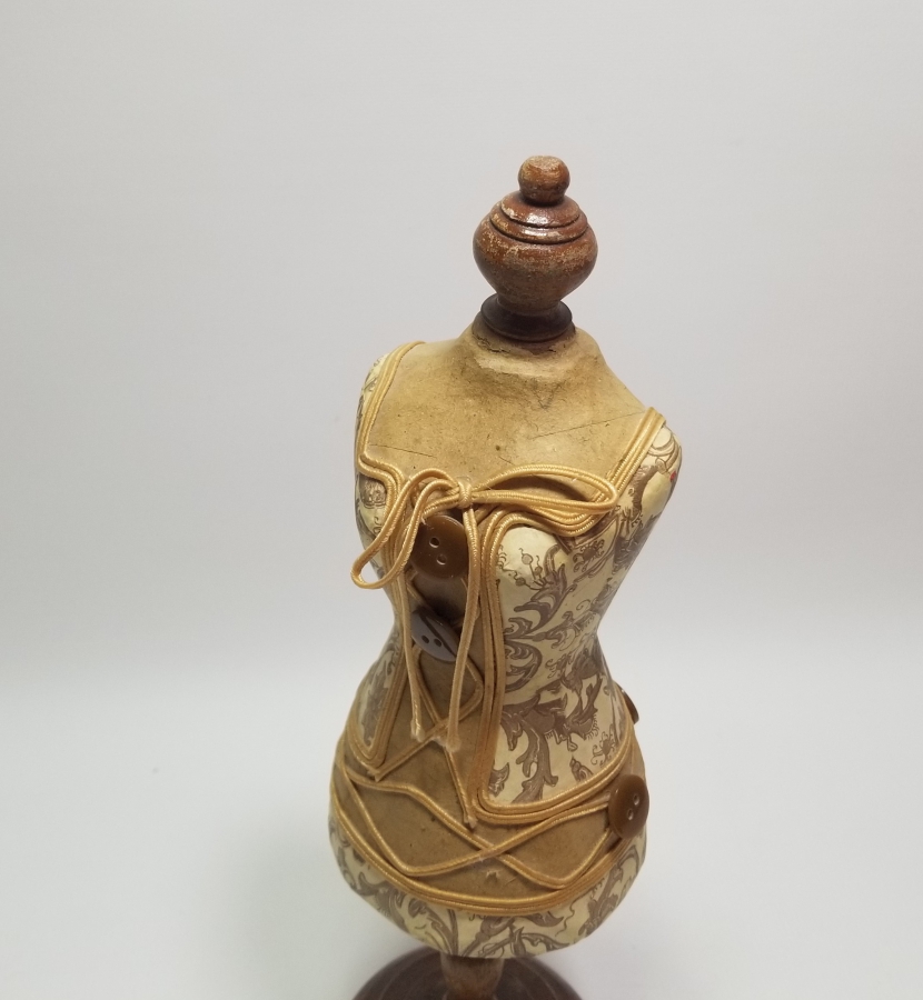 ELBİSE MANKENİ FORMUNDA YAPILMIŞ ÇOK NADİR OSMANLI DÖNEMİ TERZİ İĞNELİĞİ