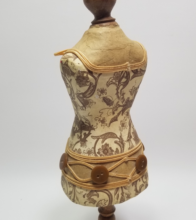 ELBİSE MANKENİ FORMUNDA YAPILMIŞ ÇOK NADİR OSMANLI DÖNEMİ TERZİ İĞNELİĞİ