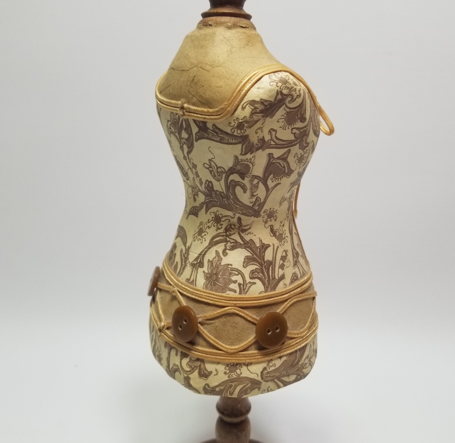 ELBİSE MANKENİ FORMUNDA YAPILMIŞ ÇOK NADİR OSMANLI DÖNEMİ TERZİ İĞNELİĞİ