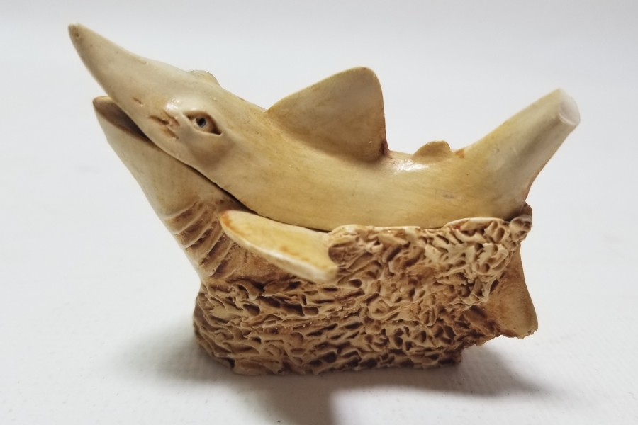 FİLDİŞİNDEN YAPILMIŞ DEKORATİF KÖPEKBALIĞI FORMLU KAPAKLI KUTU