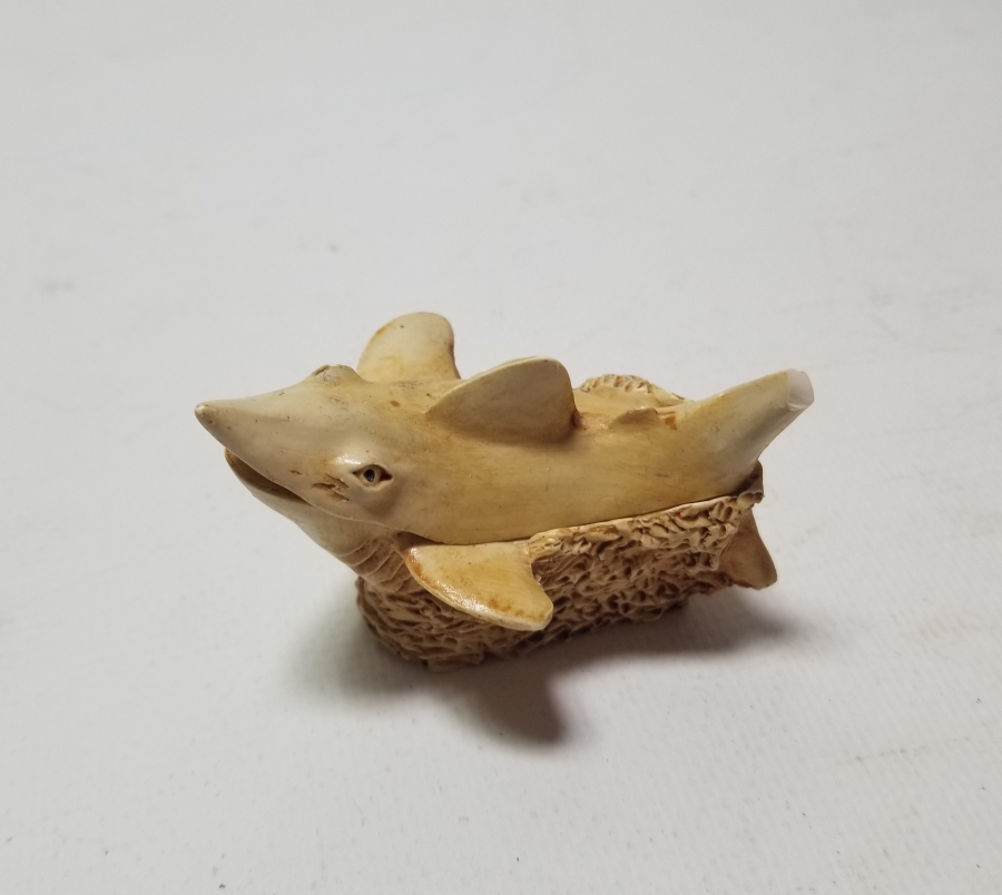 FİLDİŞİNDEN YAPILMIŞ DEKORATİF KÖPEKBALIĞI FORMLU KAPAKLI KUTU