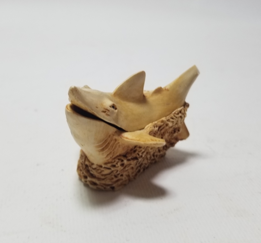 FİLDİŞİNDEN YAPILMIŞ DEKORATİF KÖPEKBALIĞI FORMLU KAPAKLI KUTU