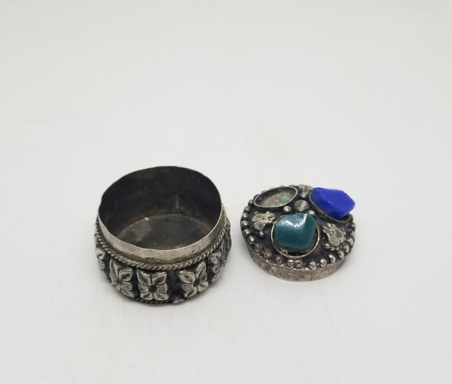 ÜZERİ DOĞA TAŞLI GÜMÜŞ KAPLAMA KAPAKLI KUTU