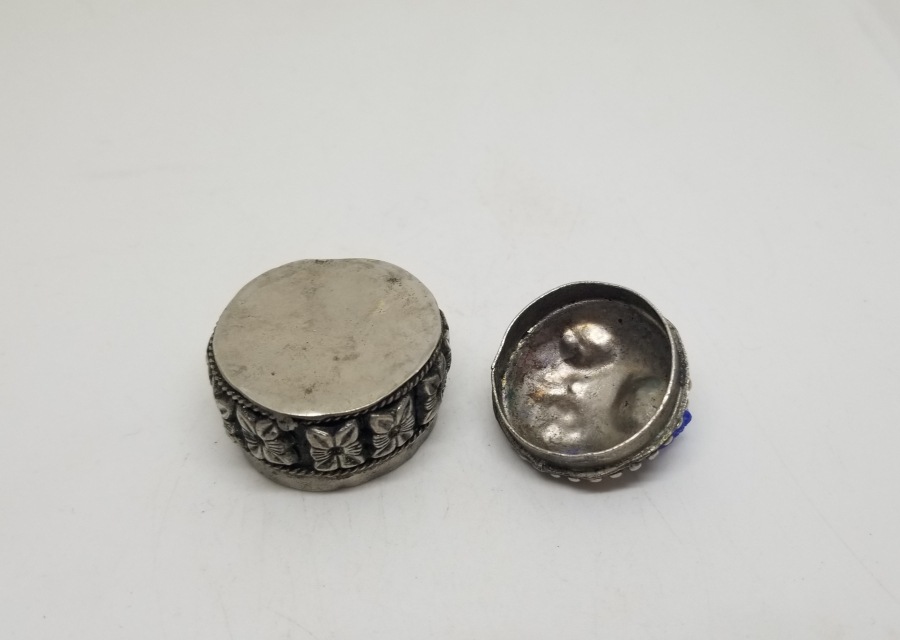 ÜZERİ DOĞA TAŞLI GÜMÜŞ KAPLAMA KAPAKLI KUTU