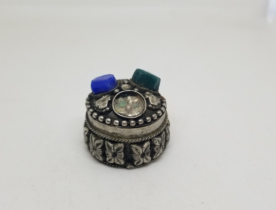 ÜZERİ DOĞA TAŞLI GÜMÜŞ KAPLAMA KAPAKLI KUTU