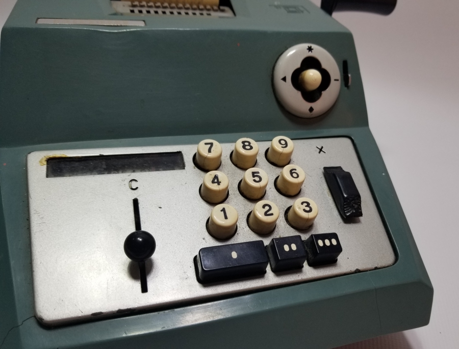 OLIVETTİ MARKA ANTİKA HESAP MAKİNESİ