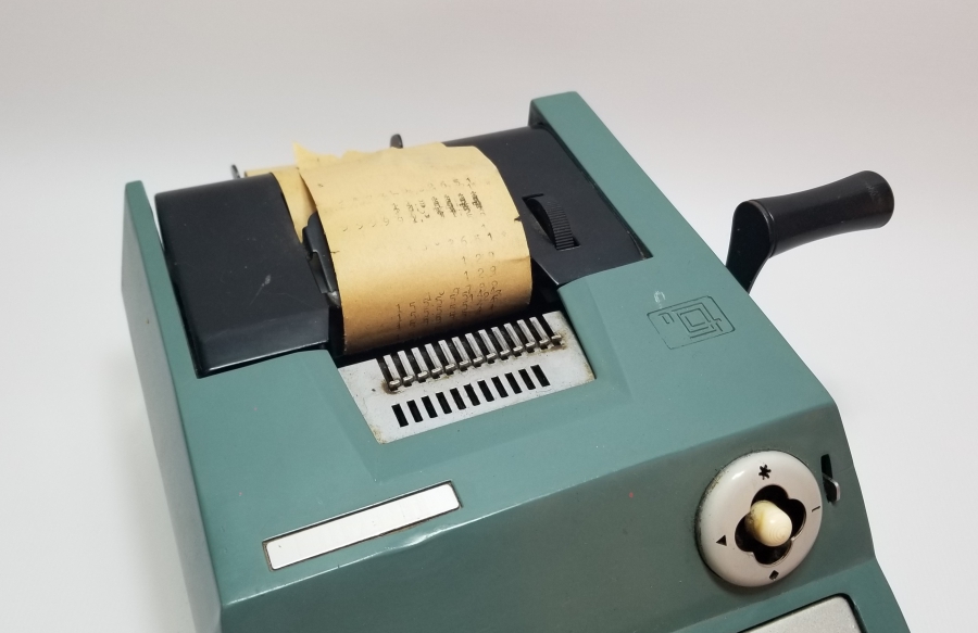 OLIVETTİ MARKA ANTİKA HESAP MAKİNESİ