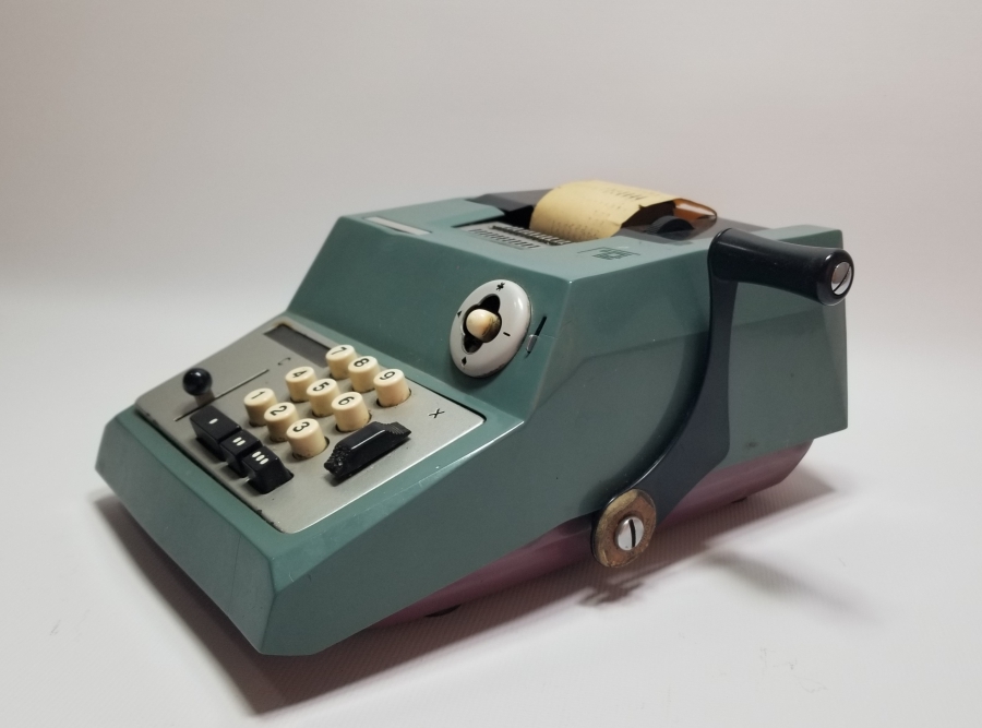 OLIVETTİ MARKA ANTİKA HESAP MAKİNESİ
