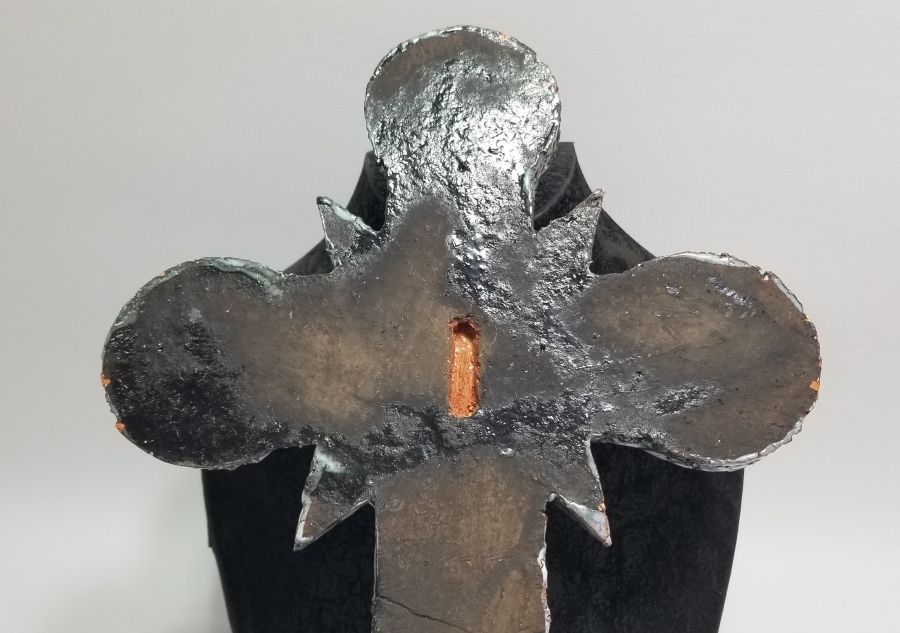 ARKASI SANATÇI İMZALI ÜZERİ SIRLI ANTİKA HAÇ FİGÜRÜ