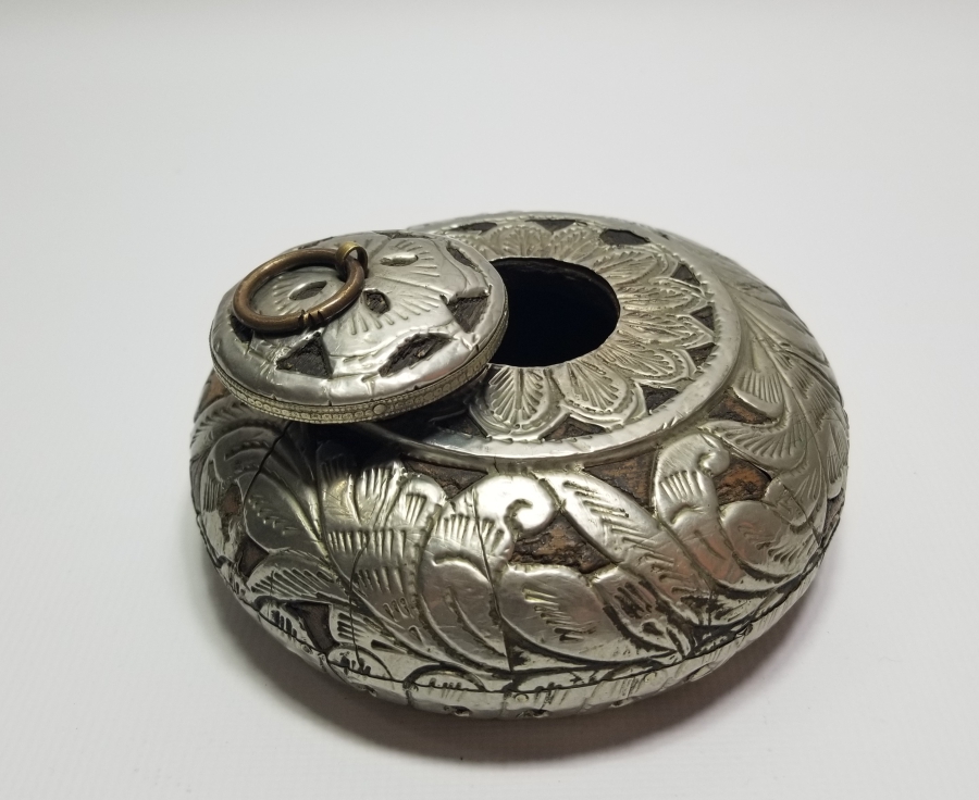 ÜZERİ KABARTMA İŞÇİLİKLİ ANTİKA AHŞAP HOKKA