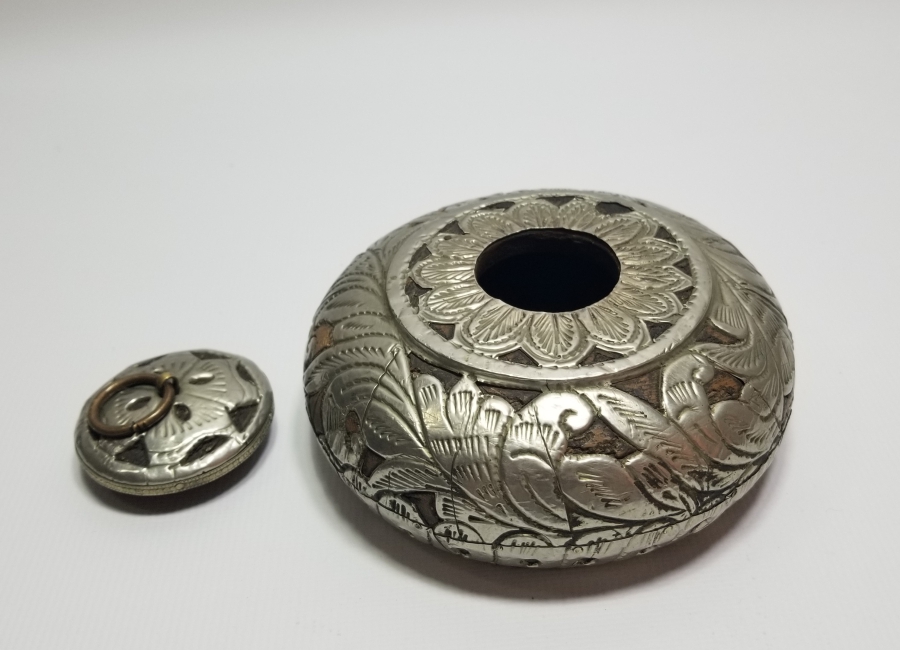 ÜZERİ KABARTMA İŞÇİLİKLİ ANTİKA AHŞAP HOKKA