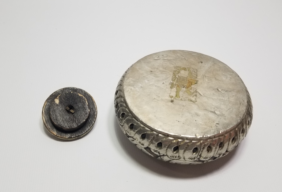 ÜZERİ KABARTMA İŞÇİLİKLİ ANTİKA AHŞAP HOKKA