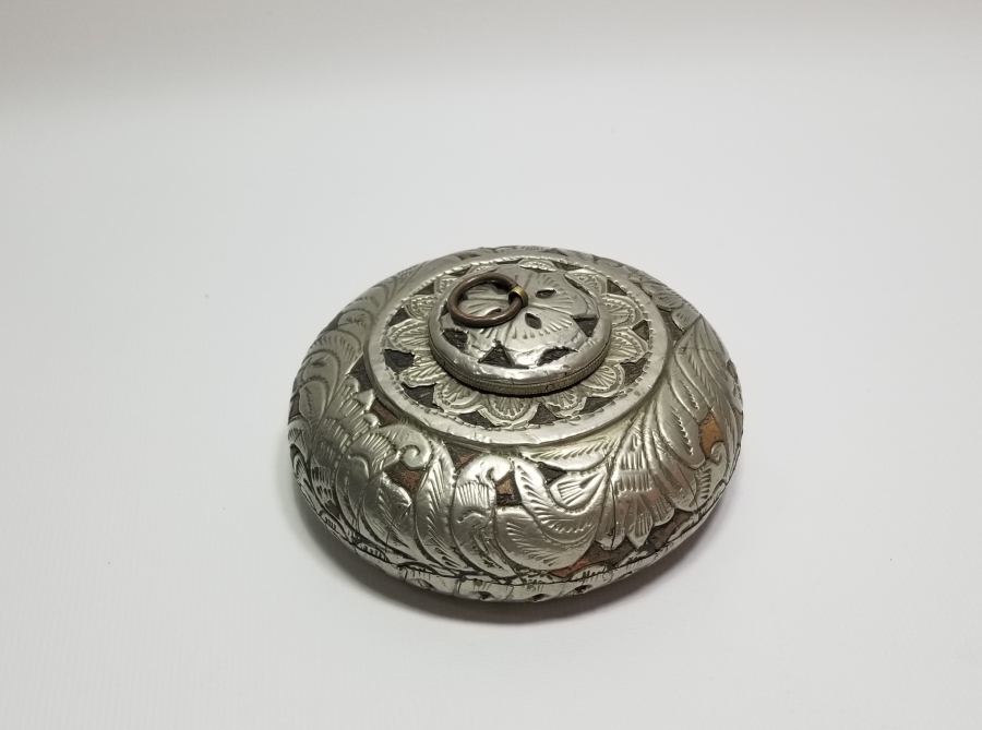 ÜZERİ KABARTMA İŞÇİLİKLİ ANTİKA AHŞAP HOKKA