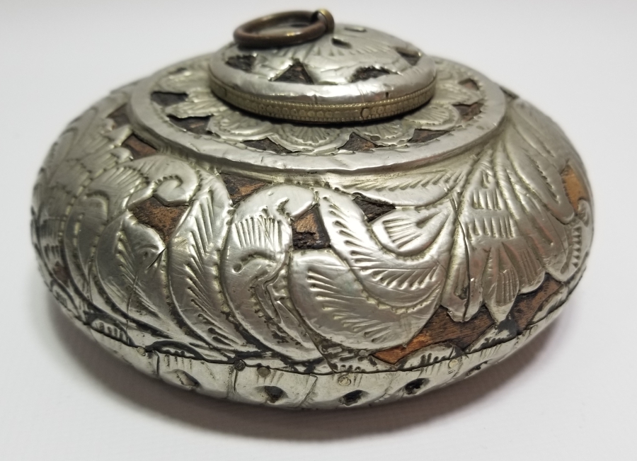 ÜZERİ KABARTMA İŞÇİLİKLİ ANTİKA AHŞAP HOKKA