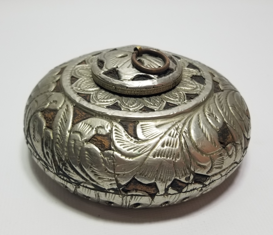 ÜZERİ KABARTMA İŞÇİLİKLİ ANTİKA AHŞAP HOKKA