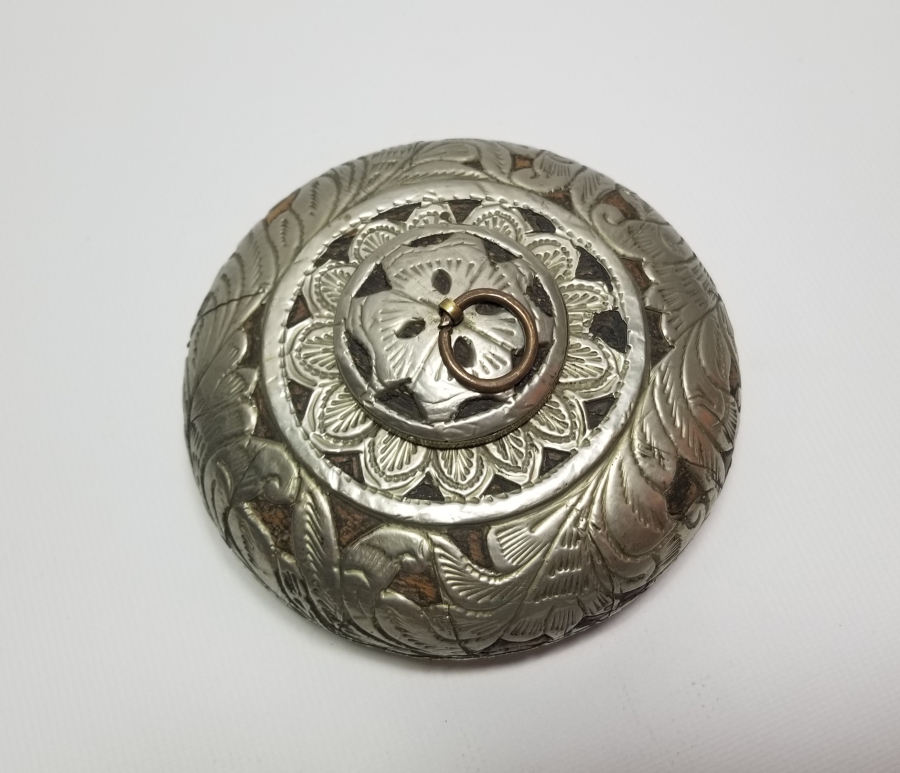 ÜZERİ KABARTMA İŞÇİLİKLİ ANTİKA AHŞAP HOKKA