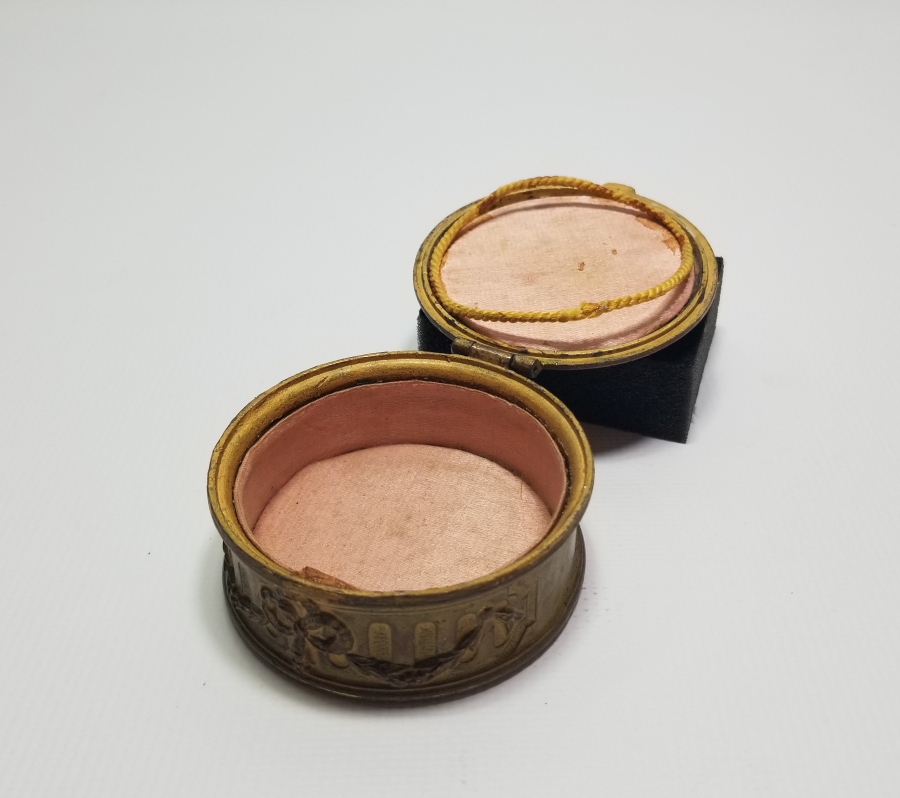 ANTİKA FRANSIZ GÜMÜŞ APLİKLİ VE KABARTMA İŞÇİLİKLİ KAPAKLI KUTU