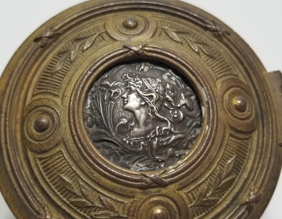 ANTİKA FRANSIZ GÜMÜŞ APLİKLİ VE KABARTMA İŞÇİLİKLİ KAPAKLI KUTU