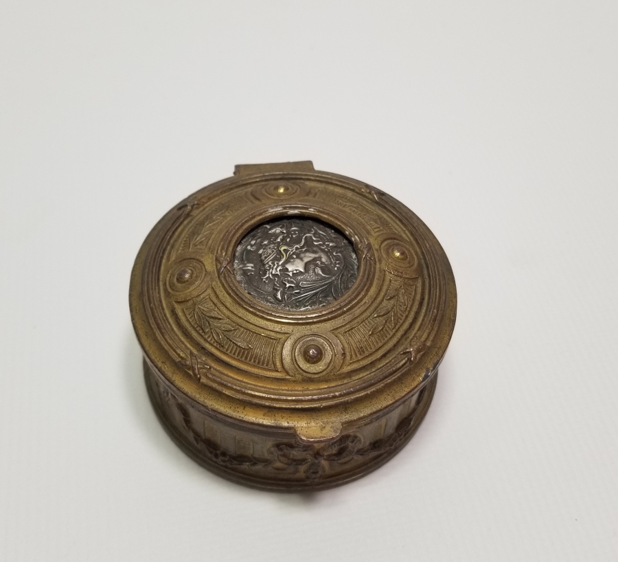 ANTİKA FRANSIZ GÜMÜŞ APLİKLİ VE KABARTMA İŞÇİLİKLİ KAPAKLI KUTU