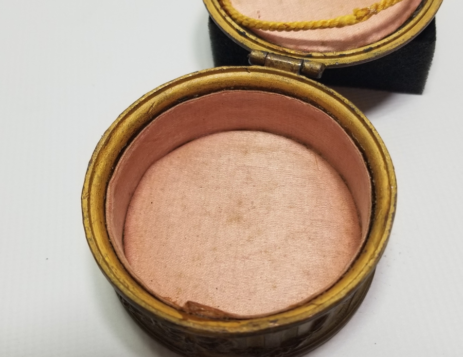 ANTİKA FRANSIZ GÜMÜŞ APLİKLİ VE KABARTMA İŞÇİLİKLİ KAPAKLI KUTU