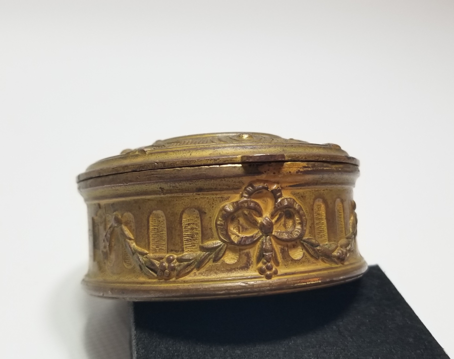 ANTİKA FRANSIZ GÜMÜŞ APLİKLİ VE KABARTMA İŞÇİLİKLİ KAPAKLI KUTU