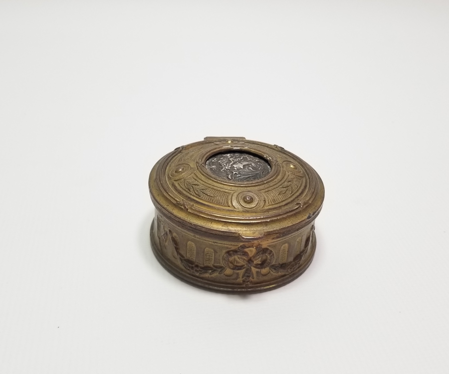 ANTİKA FRANSIZ GÜMÜŞ APLİKLİ VE KABARTMA İŞÇİLİKLİ KAPAKLI KUTU