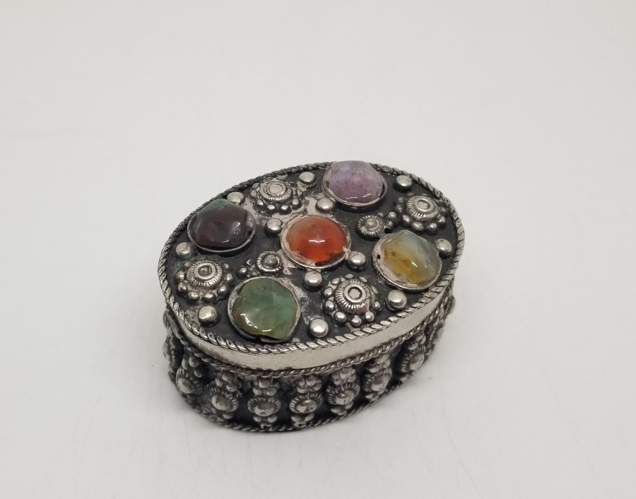 ÜZERİ DOĞAL TAŞLI ANTİKA KAPAKLI MÜCEVHER KUTUSU