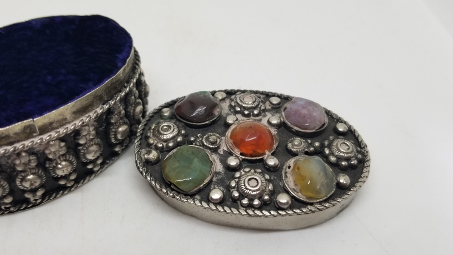 ÜZERİ DOĞAL TAŞLI ANTİKA KAPAKLI MÜCEVHER KUTUSU