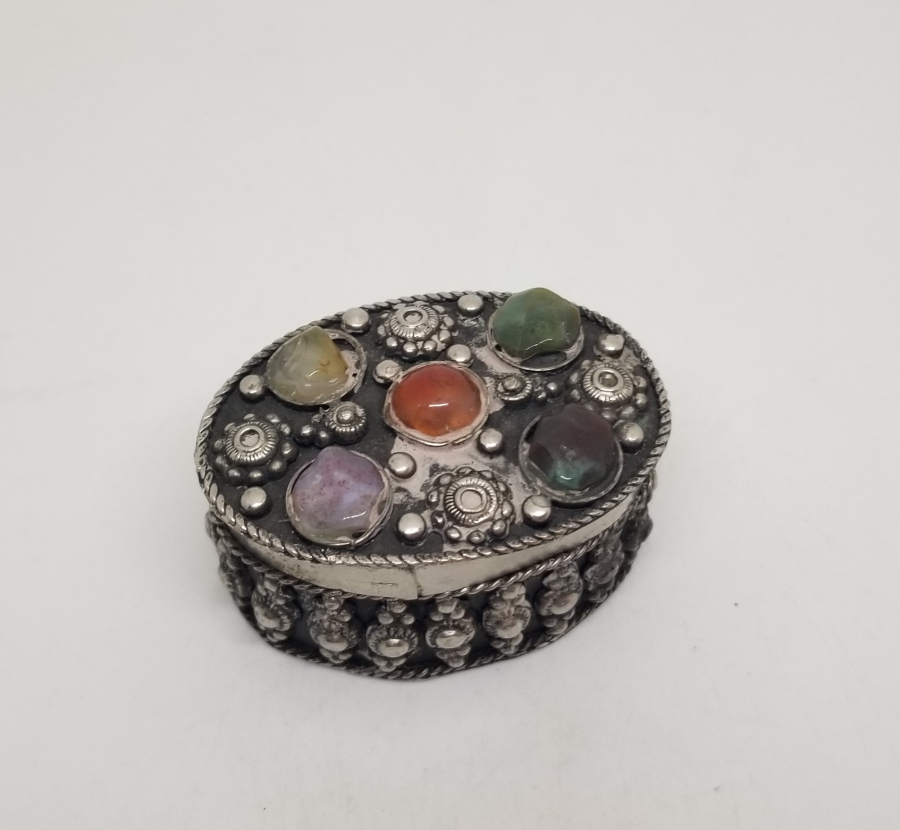 ÜZERİ DOĞAL TAŞLI ANTİKA KAPAKLI MÜCEVHER KUTUSU