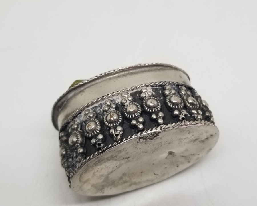 ÜZERİ DOĞAL TAŞLI ANTİKA KAPAKLI MÜCEVHER KUTUSU