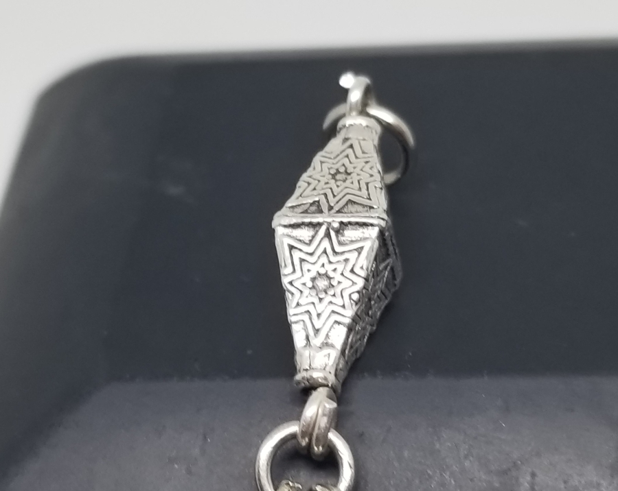 KABARTMA İŞÇİLİKLİ GÜMÜŞ TESPİH PÜSKÜLÜ