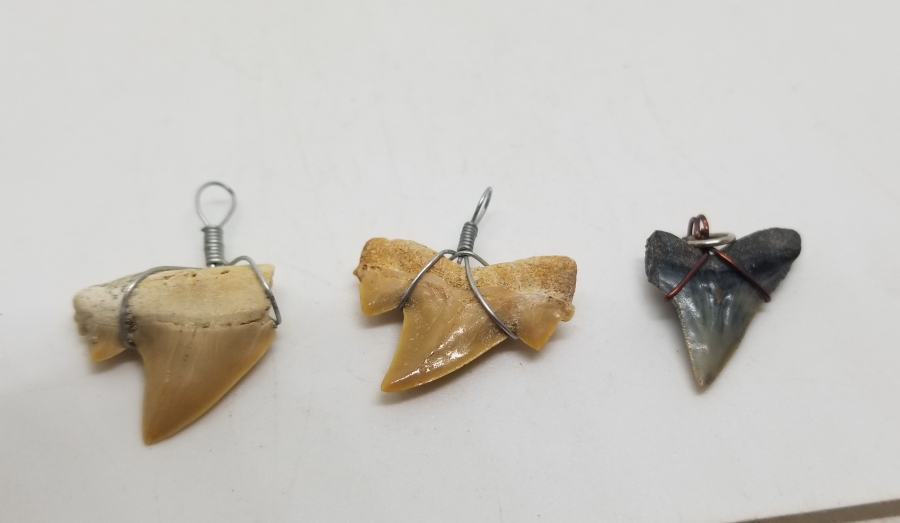 KÖPEKBALIĞI DİŞİNDEN YAPILMIŞ 3 ADET ANTİKA KOLYE
