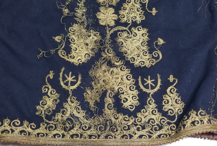 ÜZERİ AY YILDIZ FİGÜRLÜ OSMANLI DÖNEMİ ÇUHA DAMAT CEPKENİ