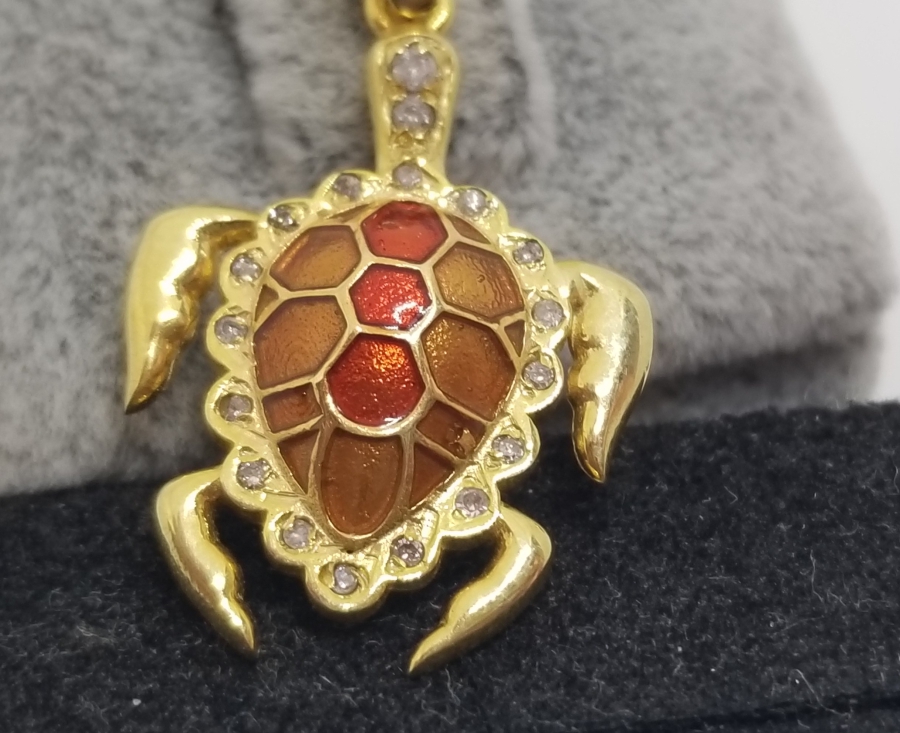 SU KAPLUMBAĞASI FORMUNDA YAPILMIŞ PIRLANTA TAŞLI VE MİNELİ ALTIN KAPLAMA KOLYE