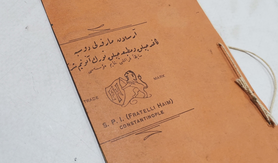 ARKASINDA OSMANLI DÖNEMİ BİR REKLAM BULUNAN OSMANLI DÖNEMİ EL ÇEKME HAT LEVHA