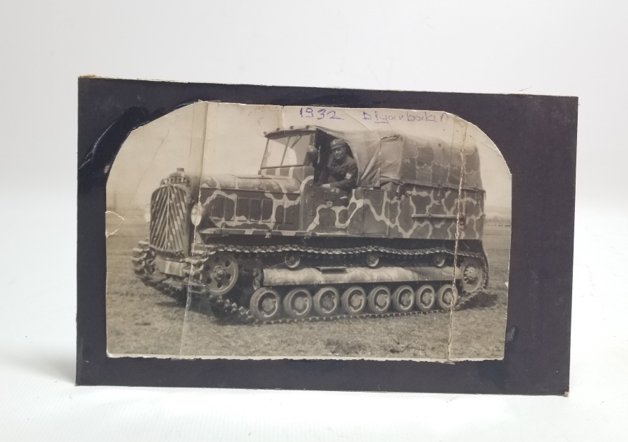 TANK ÜZERİNDE ASKERİMİZ GÖRSELLİ 1932 TARİHLİ FOTOĞRAF