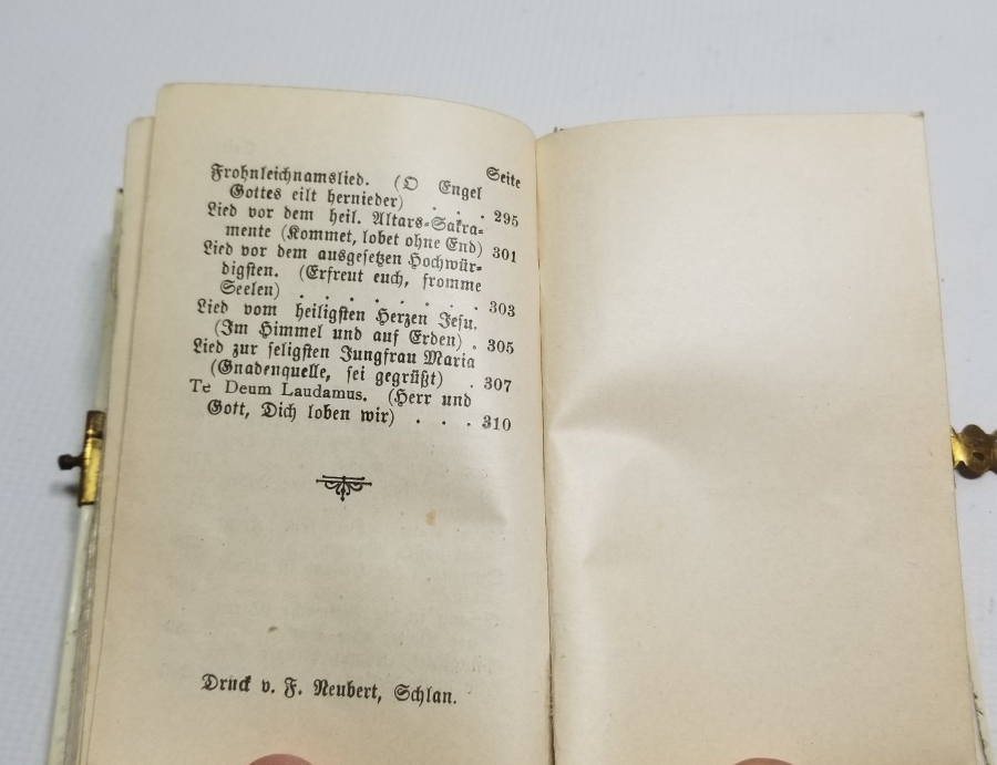 İÇİNDE RENKLİ GRAVÜRLER BULUNAN 1908 TARİHLİ NADİR İNCİL
