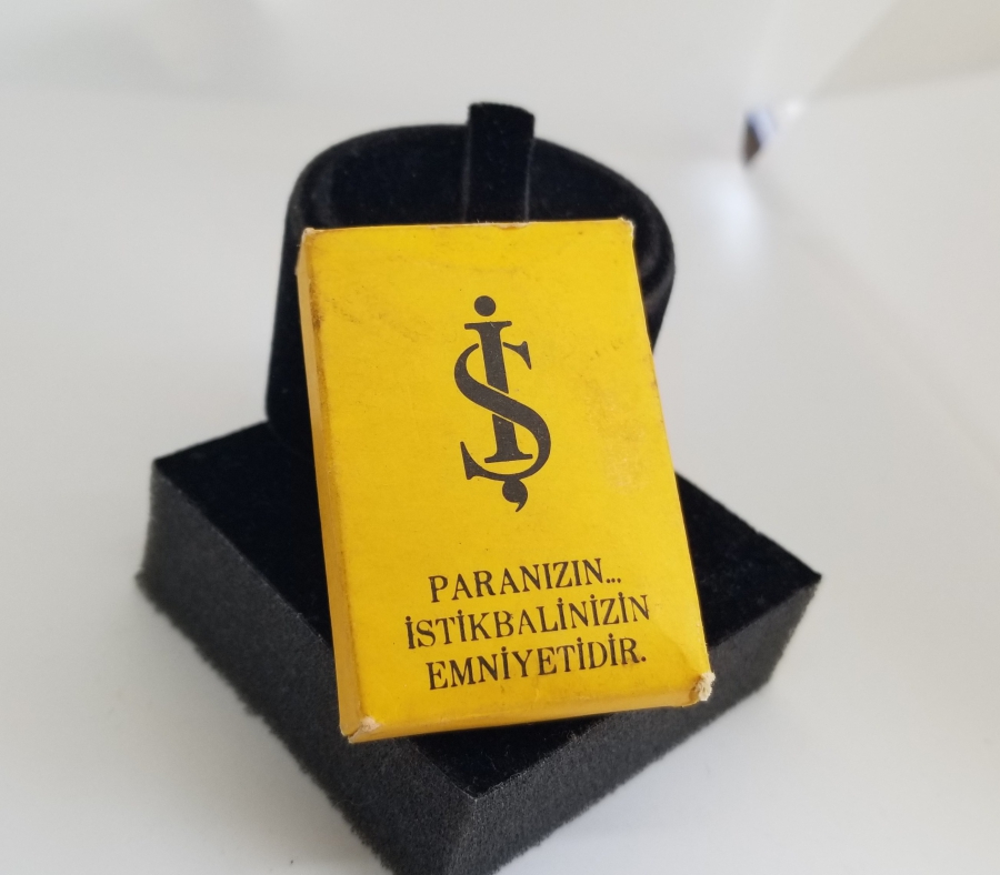 ORİJİNAL KUTUSUNDA ANTİKA İŞBANKASI ANAHTARLIK