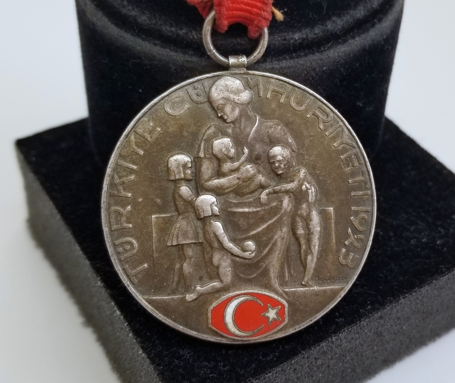 ÜZERİ MİNE İŞÇİLİKLİ CUMHURİYET BAŞLARI GÜMÜŞ NADİR ANNELİK MADALYASI