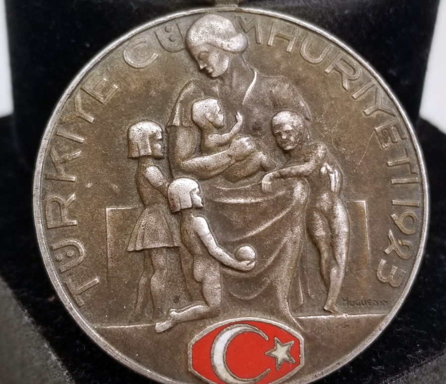 ÜZERİ MİNE İŞÇİLİKLİ CUMHURİYET BAŞLARI GÜMÜŞ NADİR ANNELİK MADALYASI