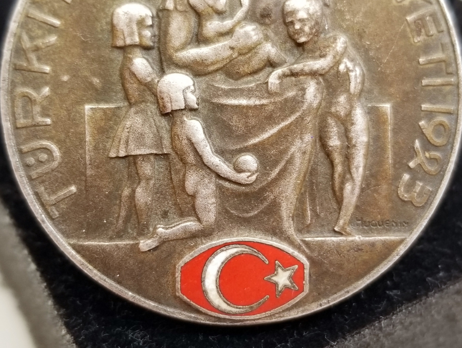 ÜZERİ MİNE İŞÇİLİKLİ CUMHURİYET BAŞLARI GÜMÜŞ NADİR ANNELİK MADALYASI