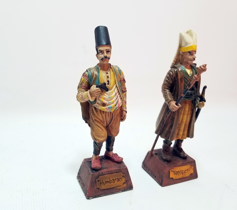 2 ADET DEKORATİF HUMBARACI VE YENİÇERİ FİGÜRÜ