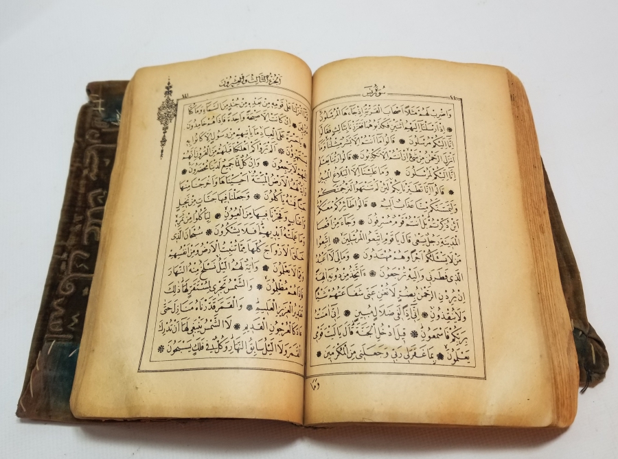 ÜZERİ YAZILI VE GÜMÜŞ SIRMALI İPEK KADİFE CİLDİNDE OSMANLI DÖNEMİ BASKI KUR'AN-I KERİM