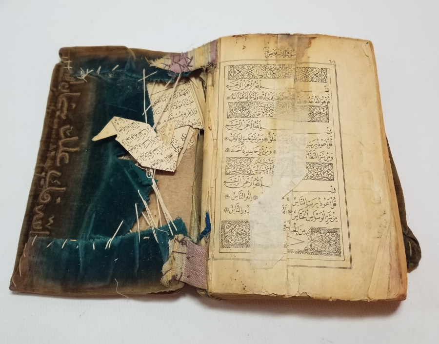 ÜZERİ YAZILI VE GÜMÜŞ SIRMALI İPEK KADİFE CİLDİNDE OSMANLI DÖNEMİ BASKI KUR'AN-I KERİM